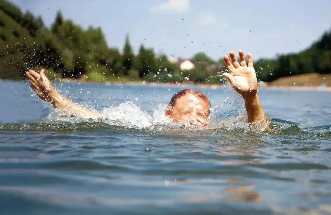 Уважаемые родители!
Никогда не оставляйте детей без присмотра одних у воды;не сводите глаз с ребёнка