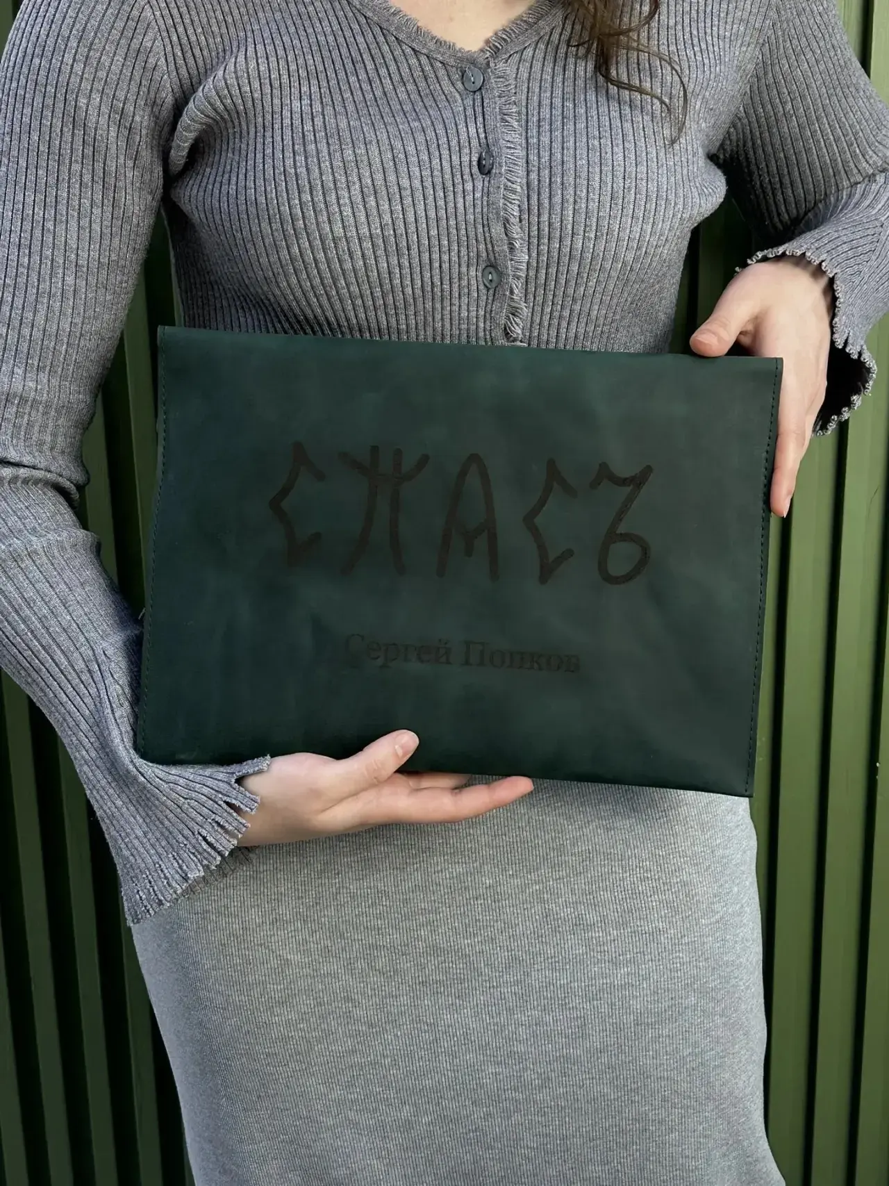 Мужчина заказал другу подарок 🎁. Не носки. Не кружку с надписью «Лучший друг». А кожан...