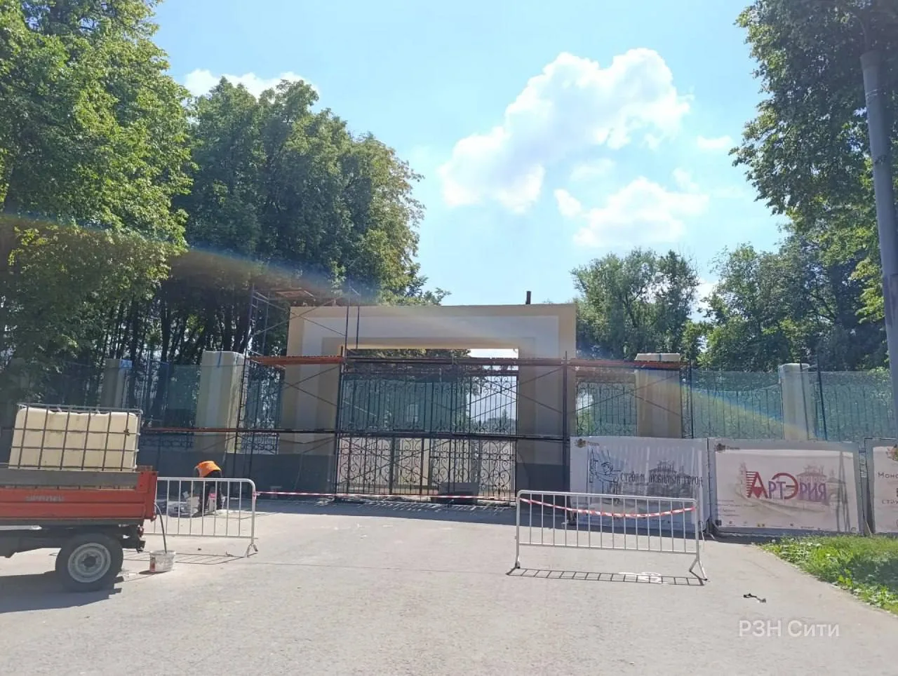 Новая входная группа Лесопарка почти готова

Строители завершают работы по созданию новой входной гр
