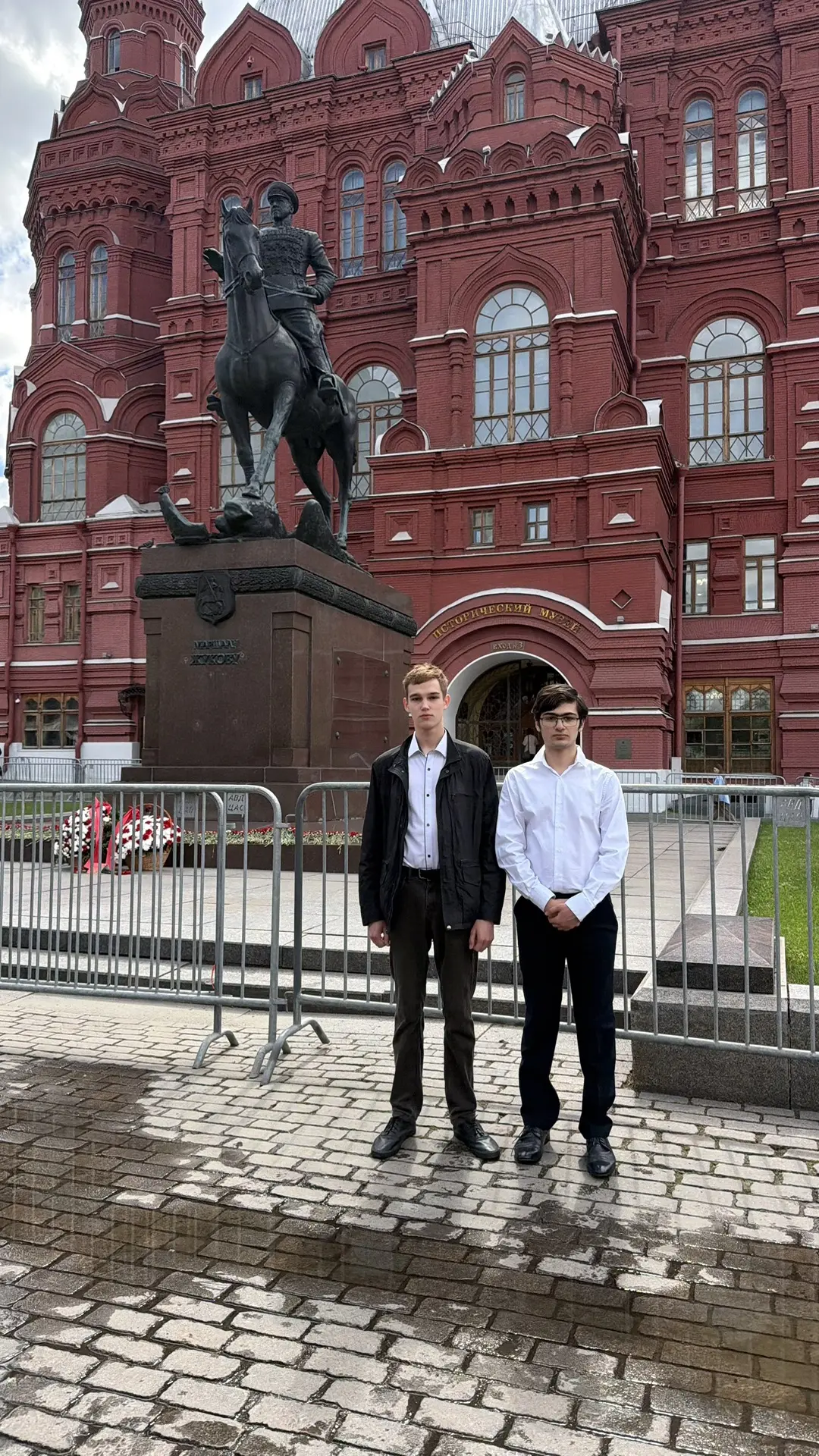 🎓 Вручение аттестатов — первая важная ступень во взрослую жизнь

 📜✨ Вот и настал тот самый торжес