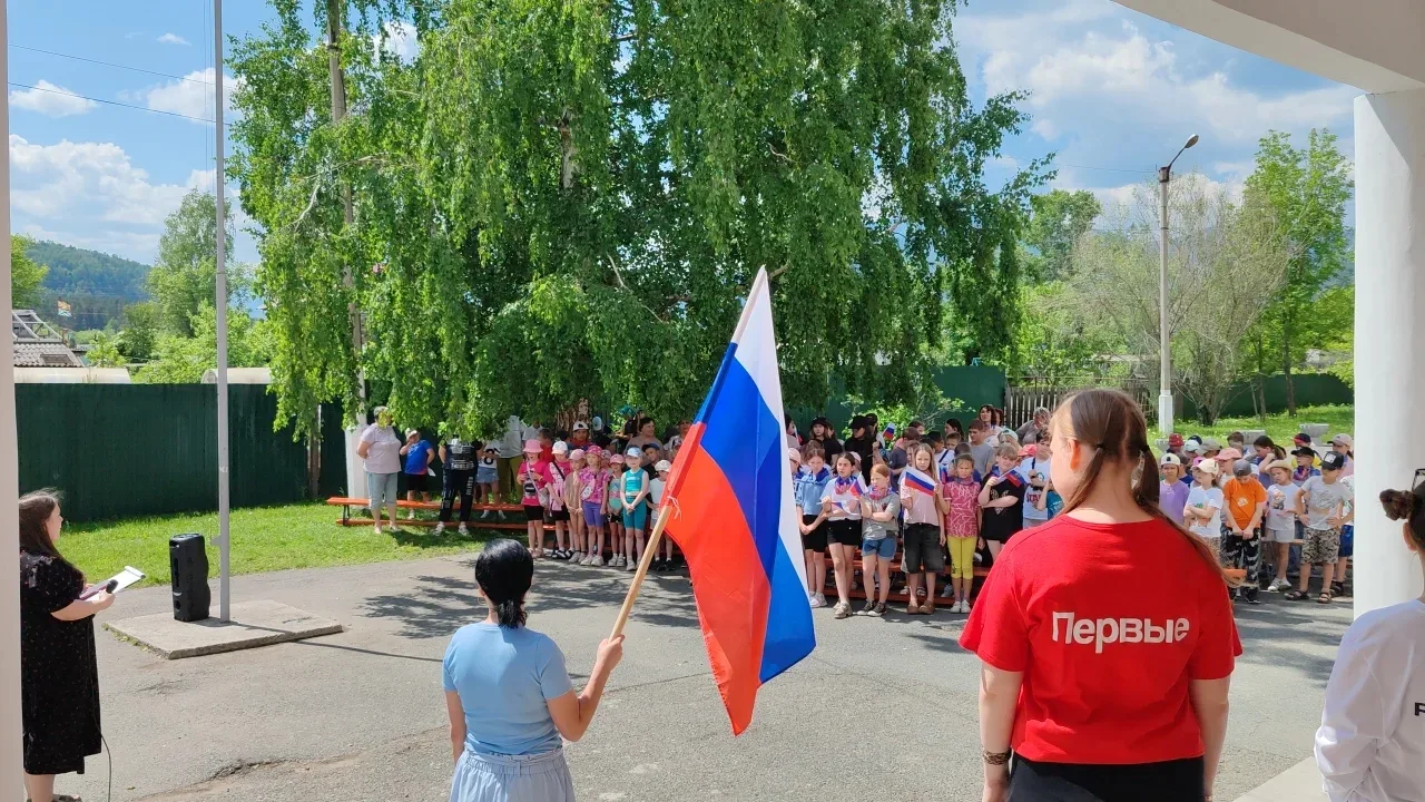 Адрес детства — Россия! 🇷🇺

В преддверии Дня России наш пришкольный лагерь «Радуга» наполнился нев