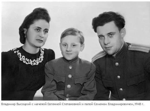 🖼️ Оживите старую фотографию за пару минут

1️⃣ Загрузите фотографию.

2️⃣ Напишите короткий промпт