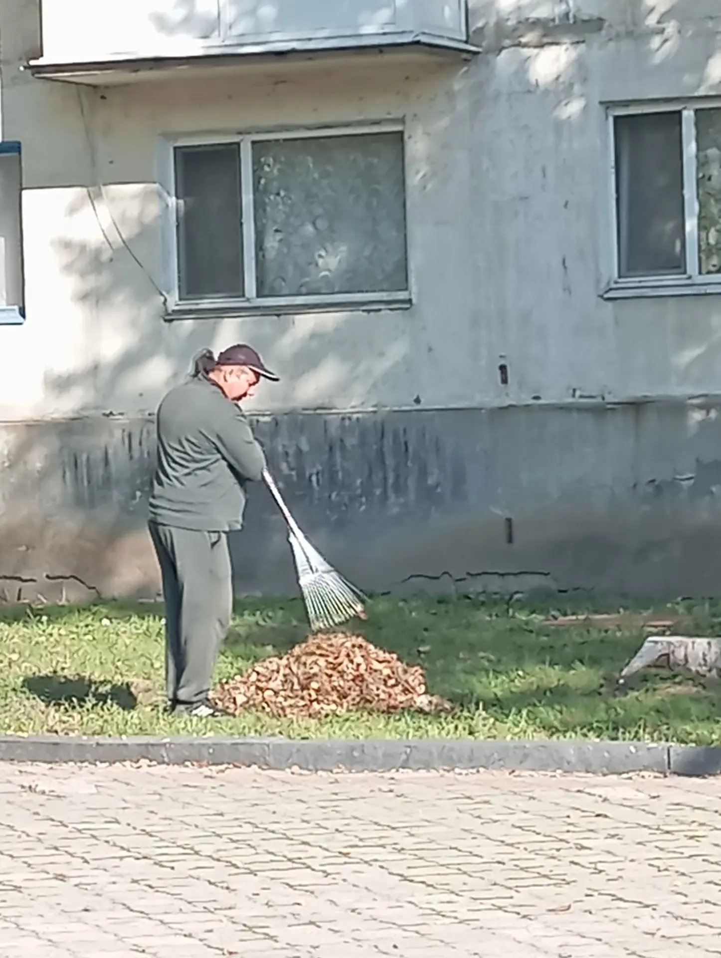 Чистка газонов от листвы и мусора в скв. Свободы.