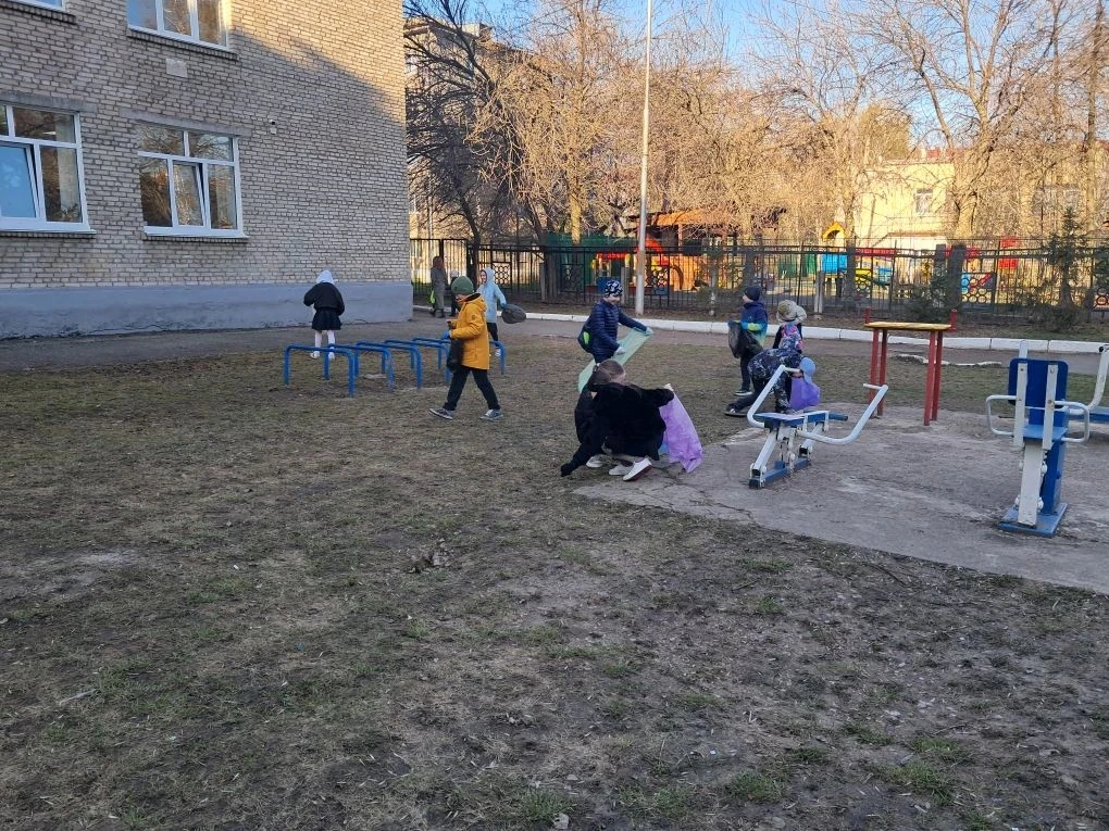 🌞 Утренняя зарядка на свежем воздухе: секрет успешной учёбы! 🌱  Как показывает практика, утренняя за