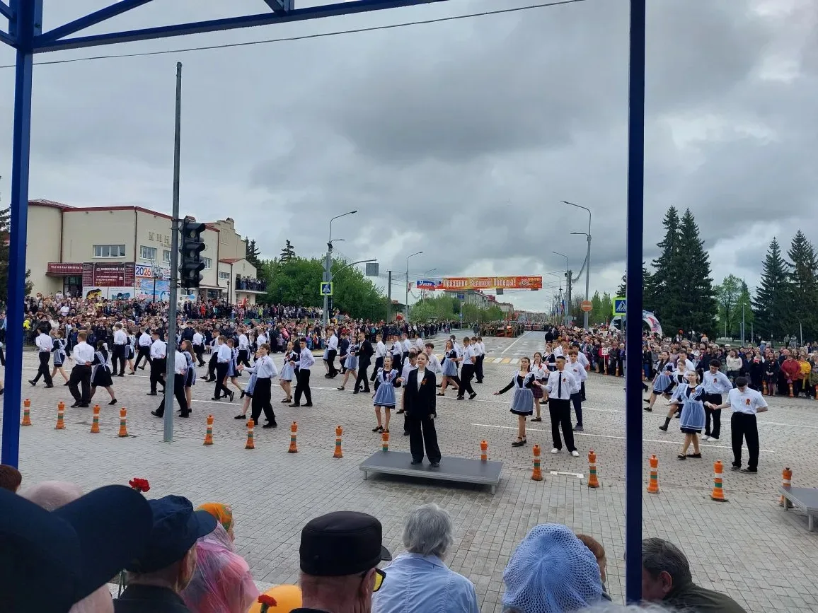 Сегодня в Ишиме было по-настоящему празднично!   Всё началось у железнодорожного вокзала. Оттуда дви