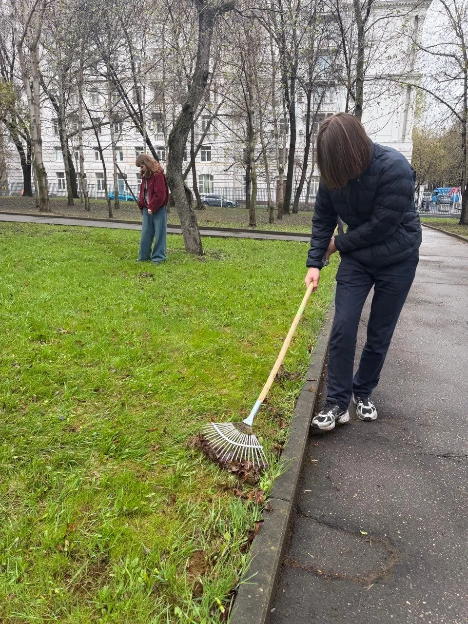 Традиционно апрель – это время уборки в предвкушении лета.  Волонтёры с Кутузовского проспекта, 28 у