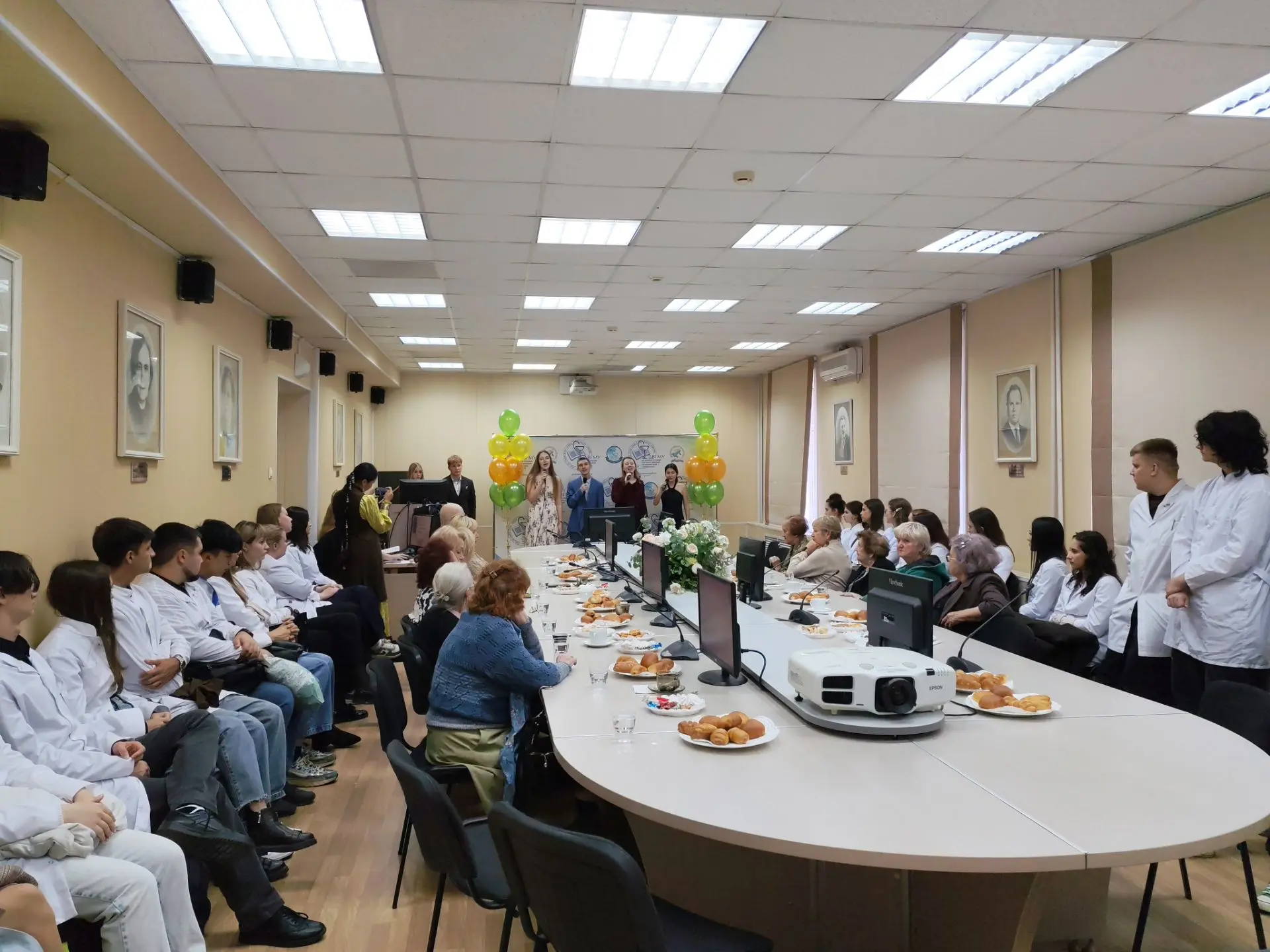 📍 В ДВГМУ прошло мероприятие, посвященное Всемирному дню пожилого человека.
