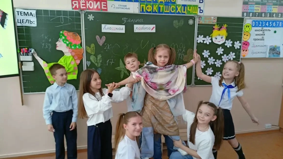 Наши маленькие принцессы из 2 "Г" 💐  В преддверии весеннего праздника в классе было особенно шумно и