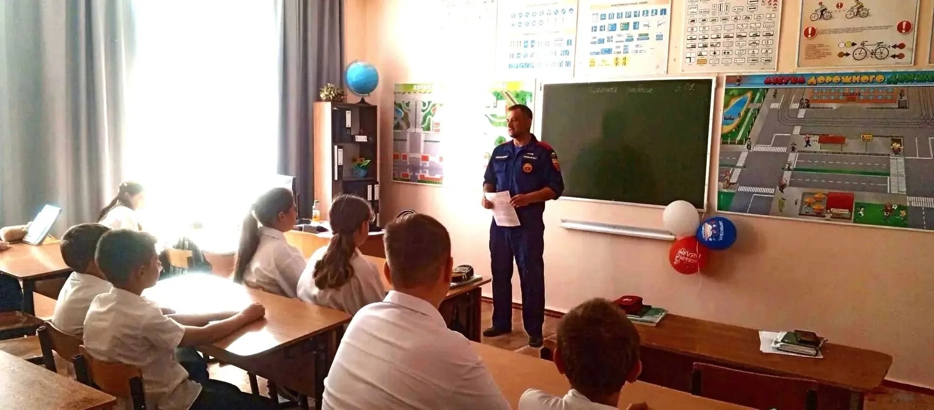 🚒 Безопасность начинается с урока: СОШ №25 посетил сотрудник МЧС👩‍🚒👩‍🚒🧑‍🎨