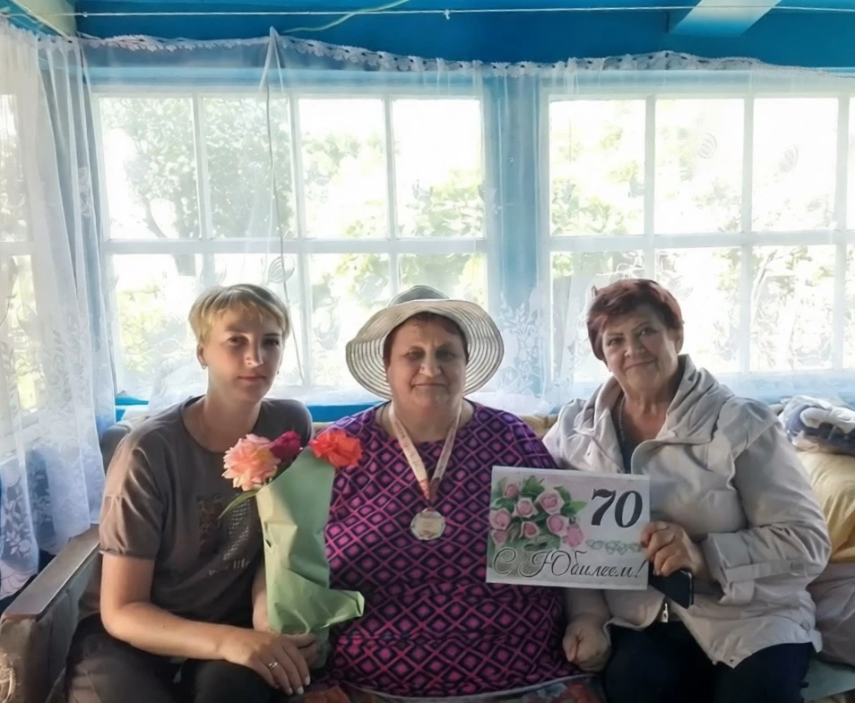 Вера Коновалова из Красного Знамени принимала поздравления с 70-летием
С 70-летним юбилеем жительниц