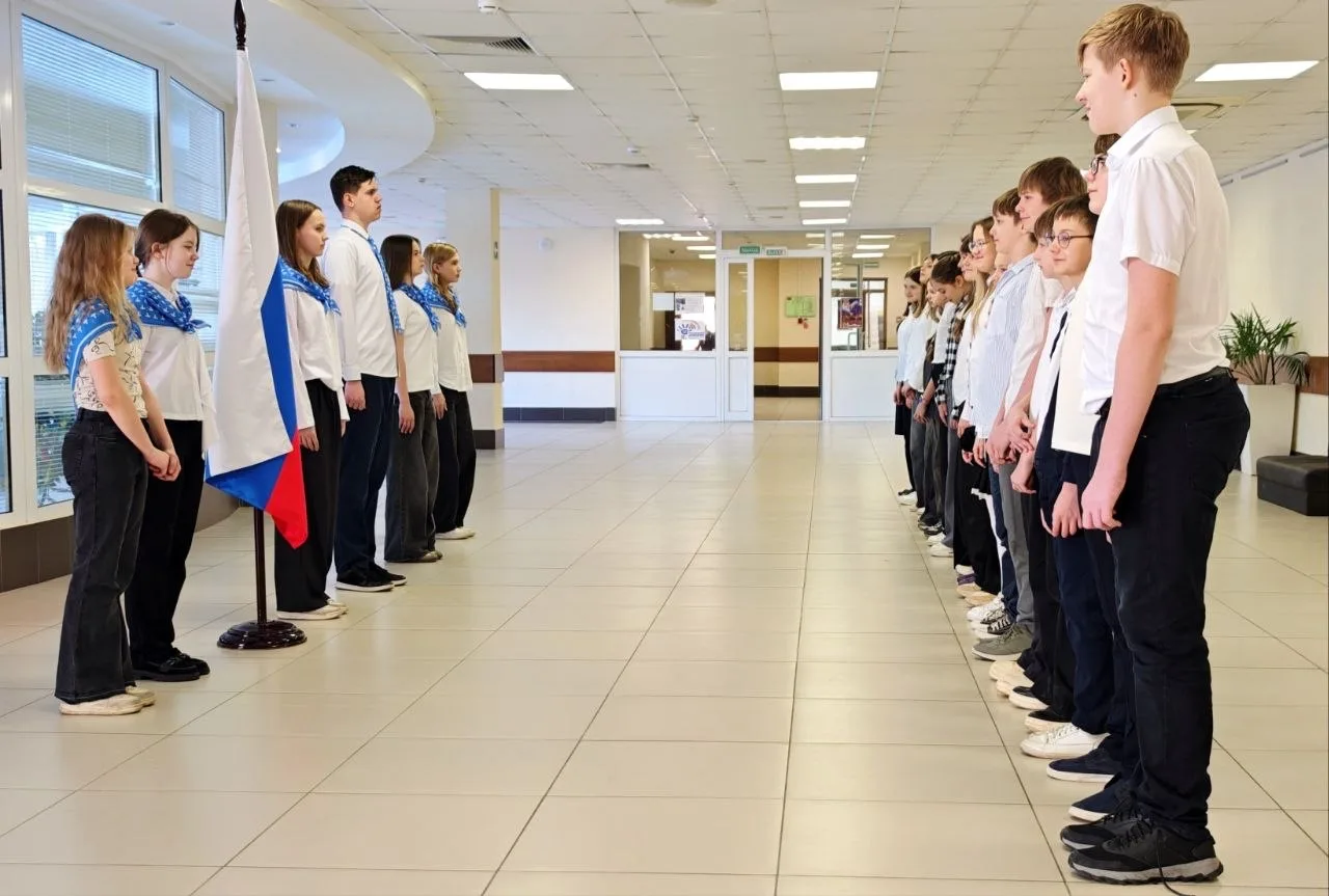 Всем привет!  🇷🇺 Начали новую неделю, завершающую очередной учебный модуль, поднятием флага и «Разго