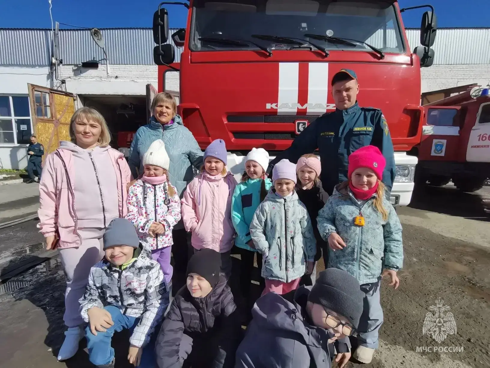 Боевая одежда на вырост: экскурсия в пожарно-спасательную часть  🚒 В городе Нижняя Тура ребята из де