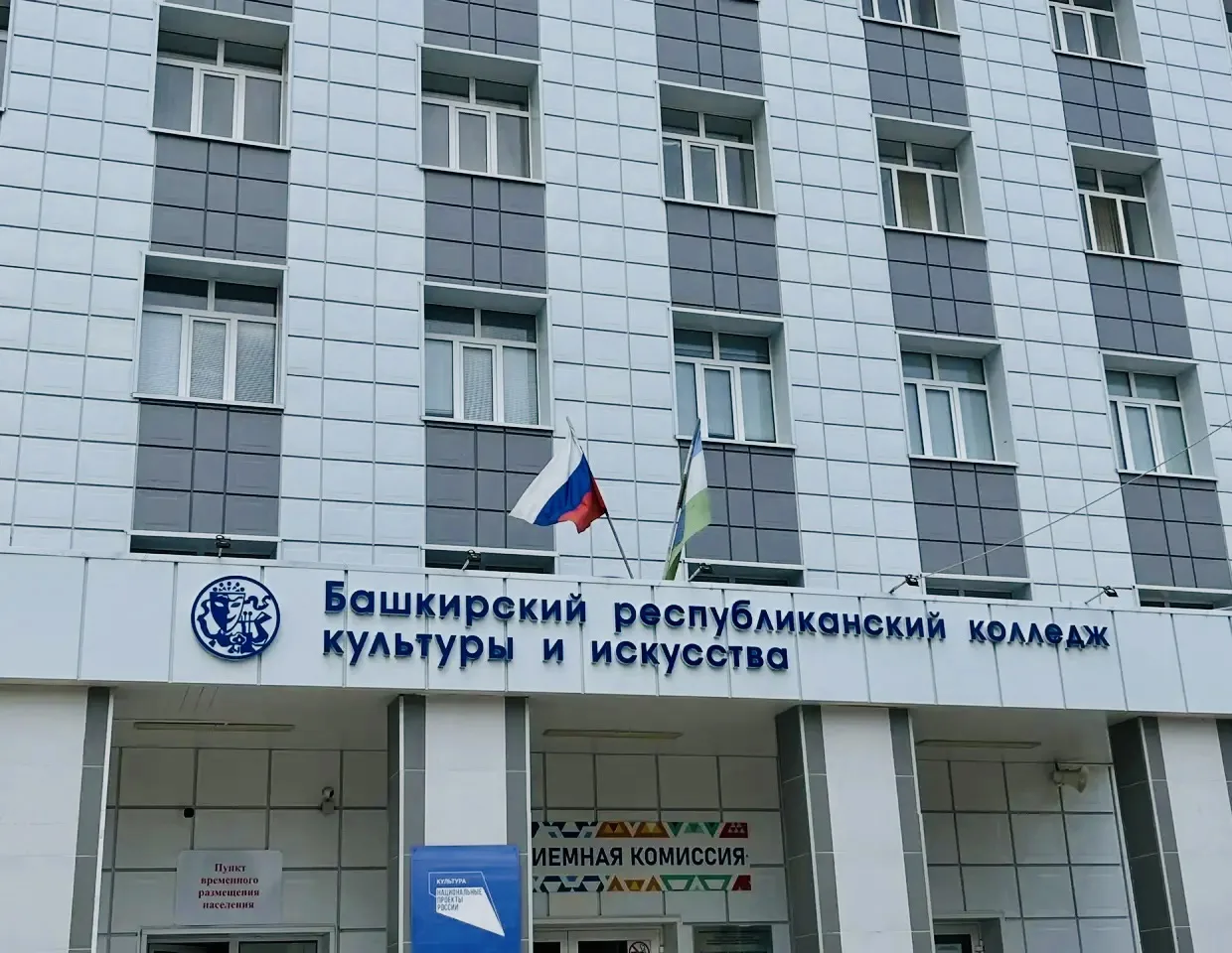 На площади реет триколор — честь и достоинство нации!