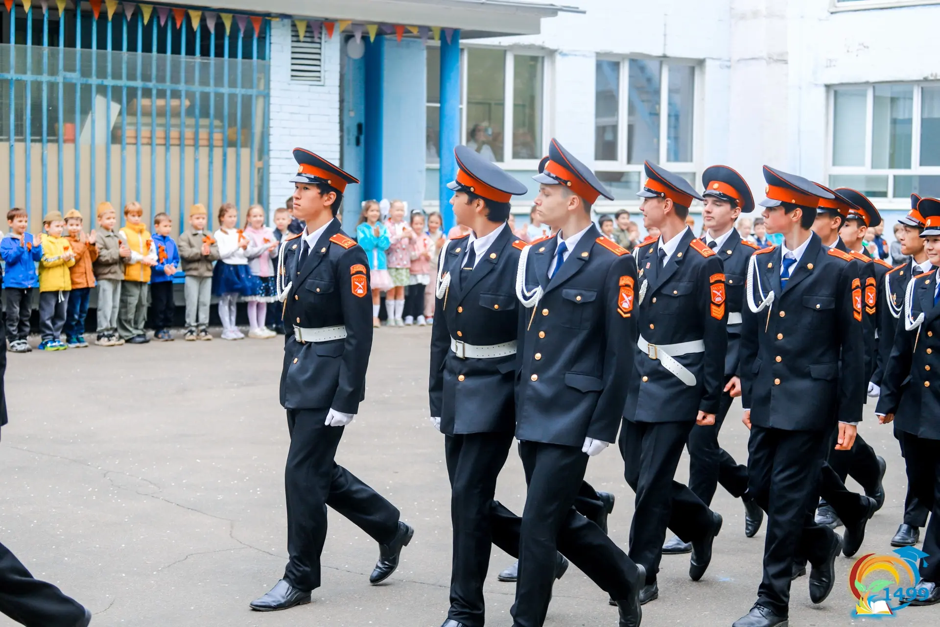 Вчера кадеты поменяли привычные уроки на очень важную миссию — подарить дошколятам праздничное настр