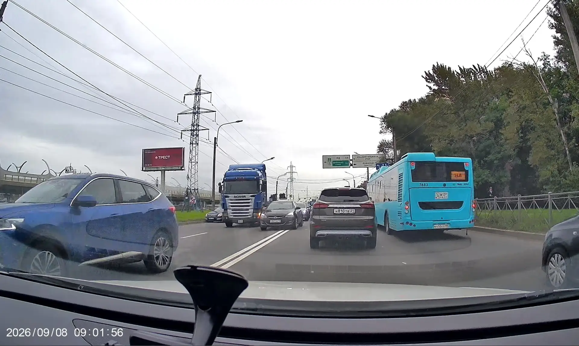 На Кубинской в сторону Дунайского после перекрёстка с Ленинским проспектом Scania с пол...