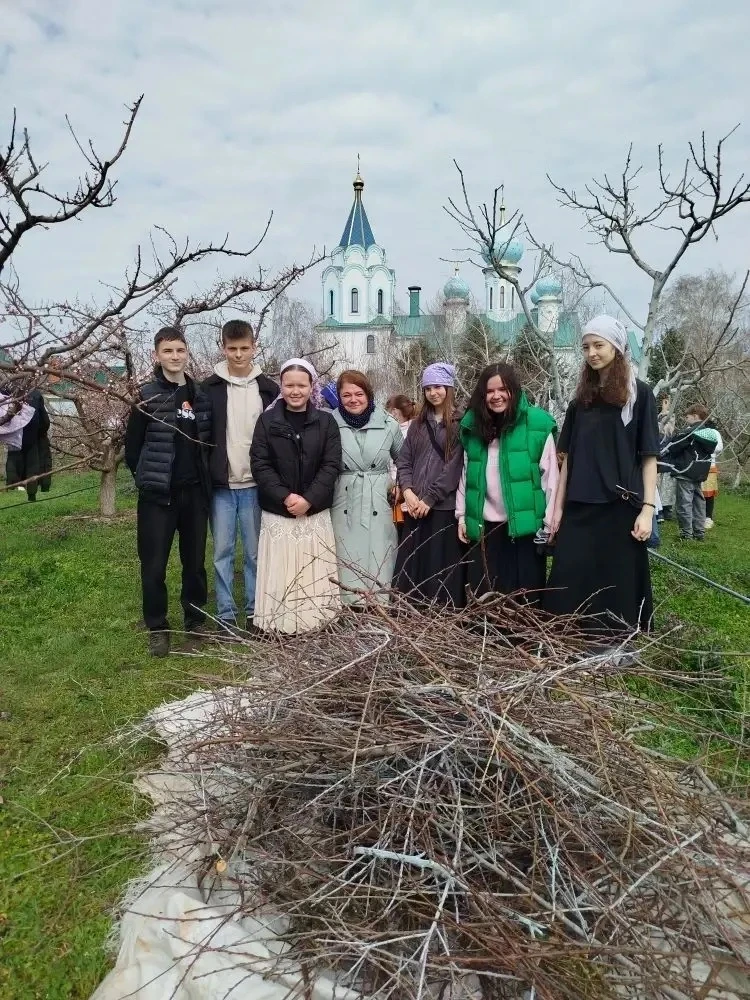 ПОЛЕЗНЫЕ КАНИКУЛЫ   ✏️На каникулах ученики  школы отправились потрудиться на подворье Марие-Магдалин
