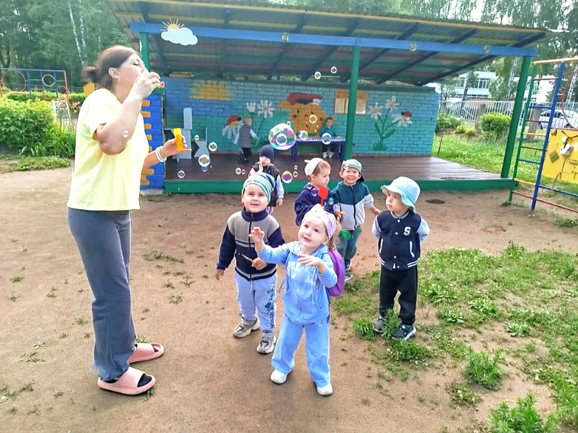 ☀БҮГЕН БЕЗНЕҢ БАКЧАДА САБЫН КУЫКЛАРЫ БӘЙРӘМЕ   🎈🌈
Гадәти көн аллы-гөлле могҗизалар иленә әверелде.