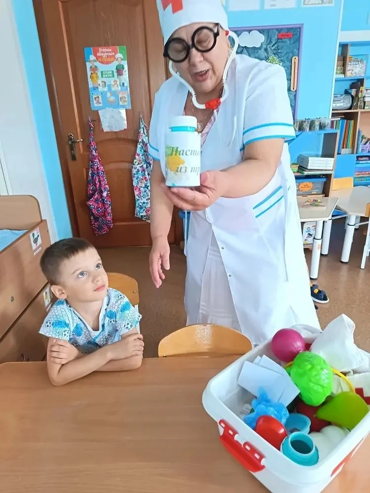 ✨ Сегодня в гости к ребятам пришёл самый добрый доктор на свете — сам Айболит! 👨‍⚕️🦸‍♂️

Он принёс