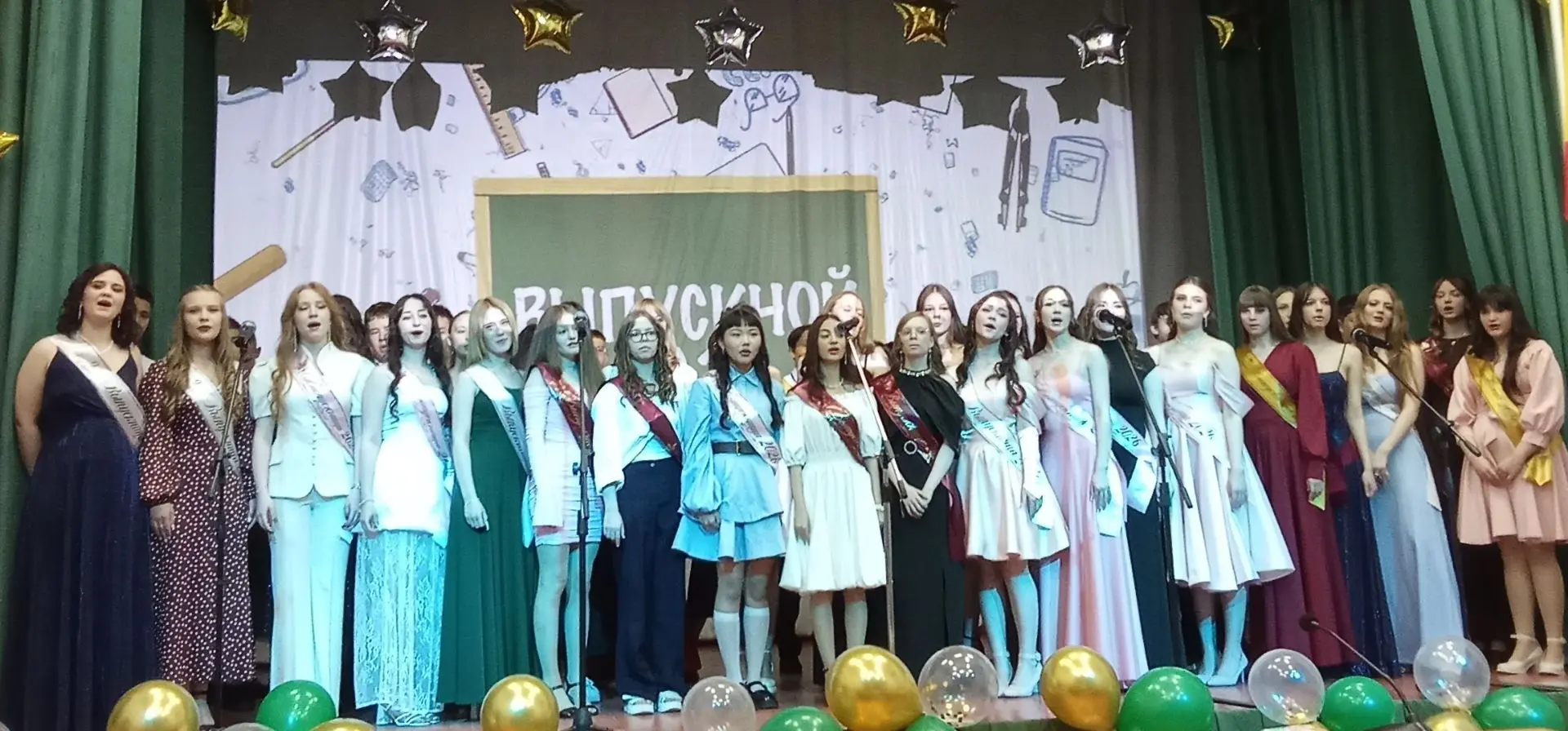 🎇  Ещё один выпускной вечер состоялся вчера в нашей школе. 86 девятиклассников выпустили из стен шк