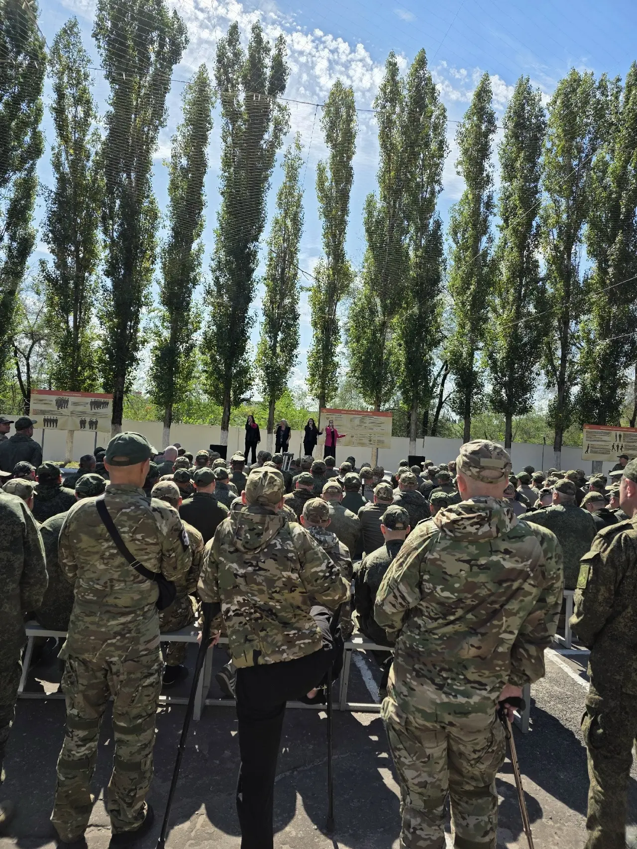 Очаровательные девушки из вокальной группы "ТОНИКА" навестили бойцов в областном госпит...