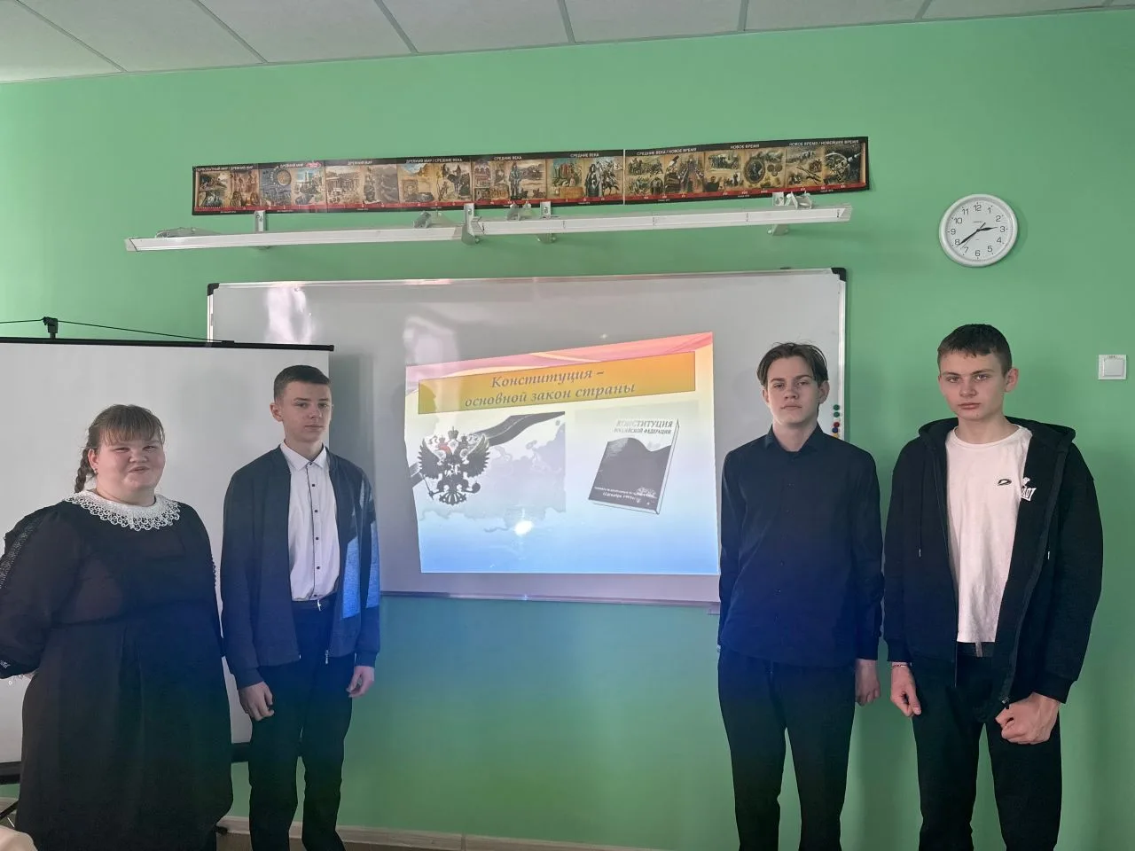 В рамках Дня молодого избирателя в нашей школе был проведен классный час на тему «Конст...