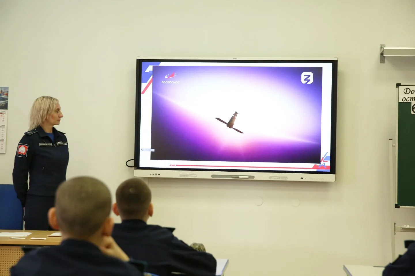 Первый день Недели космоса проходит активно - в фойе силами 3 учебного курса организована празднична
