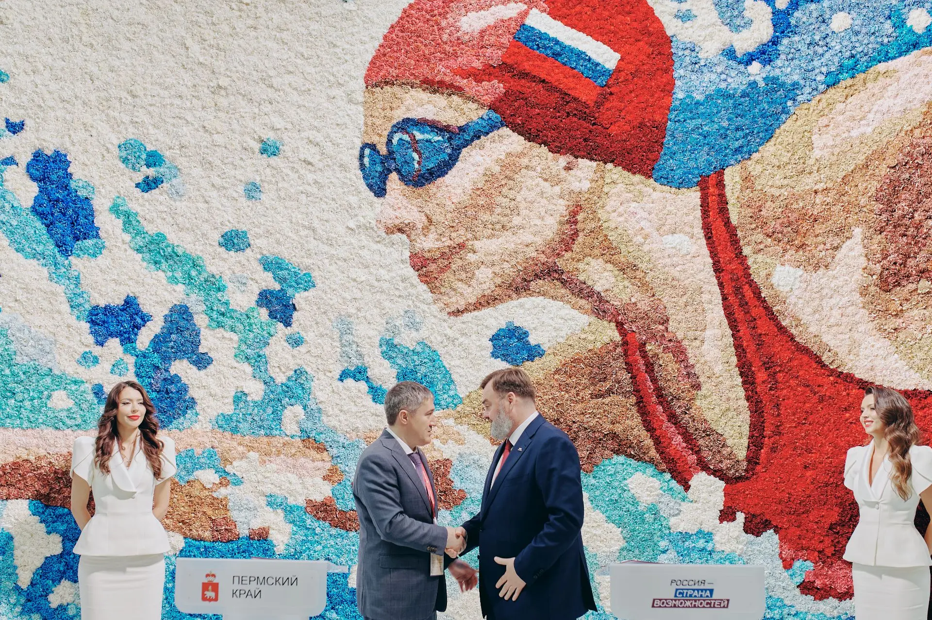 На ПМЭФ делают ставку на русскую идентичность 🪆