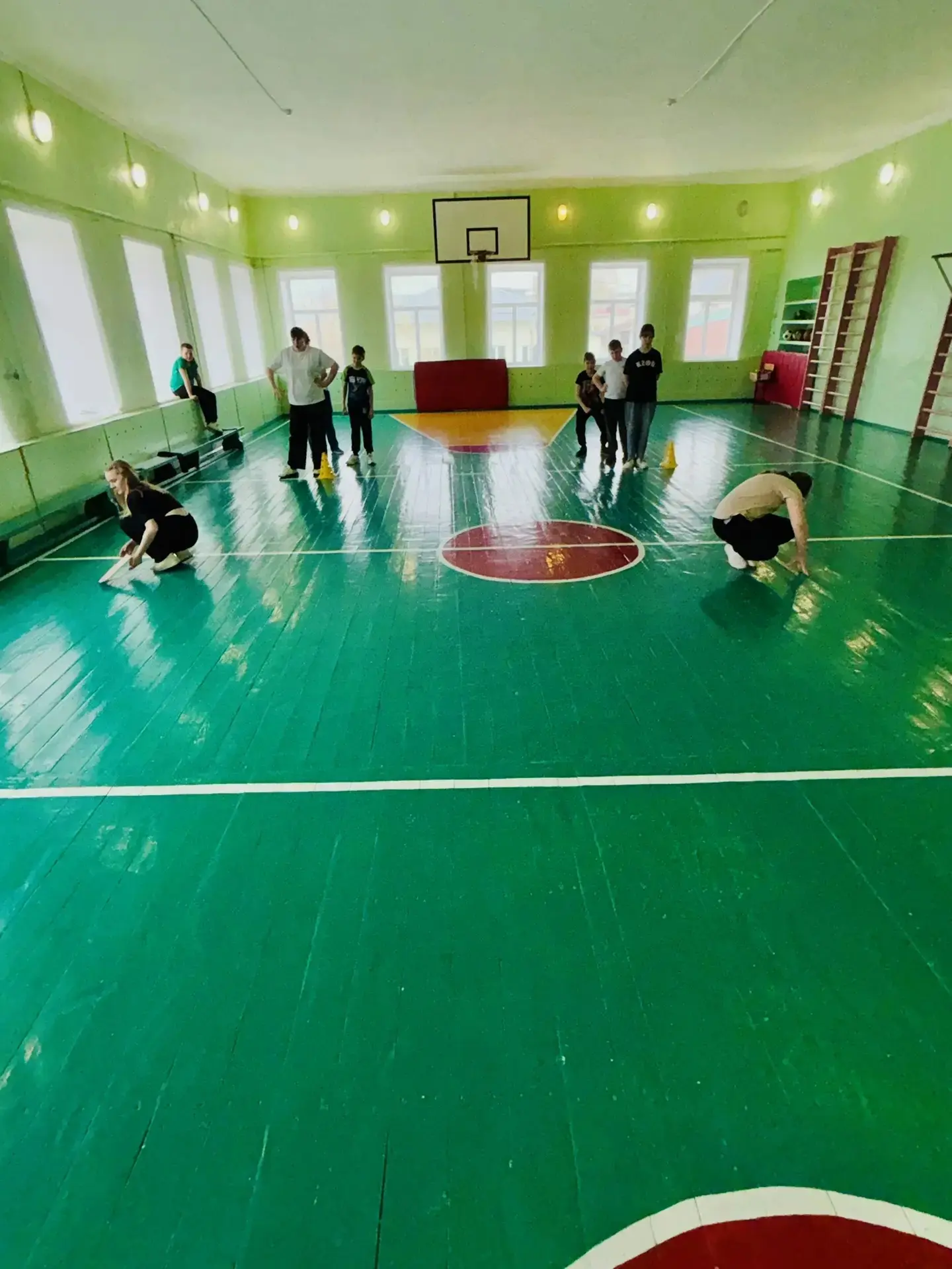 29 апреля в спортивном зале прошли веселые старты «Сильные и смелые»! Спорт, смех, командный дух — в