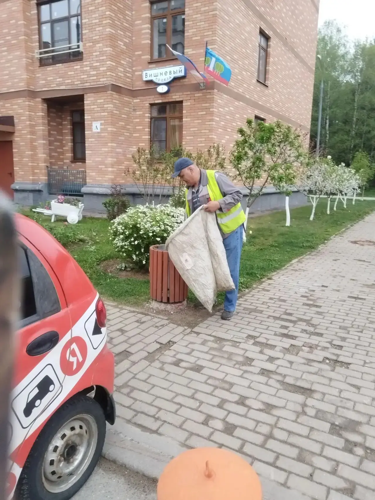 Начался активный покос травы в ЖК «Пятницкие кварталы», обязательная утренняя уборка те...