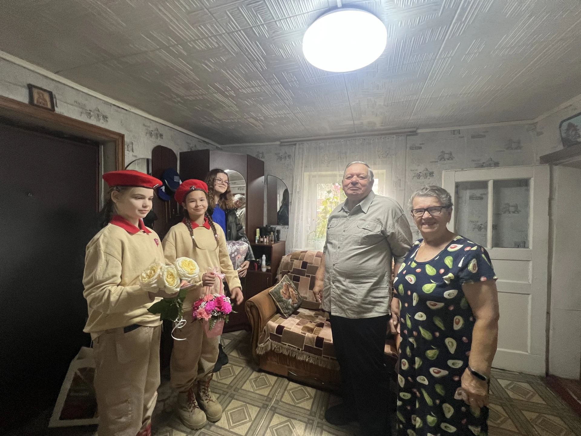 АКТИВ ШКОЛЫ В ГОСТЯХ У СЕМЬИ ГУЩИНЫХ