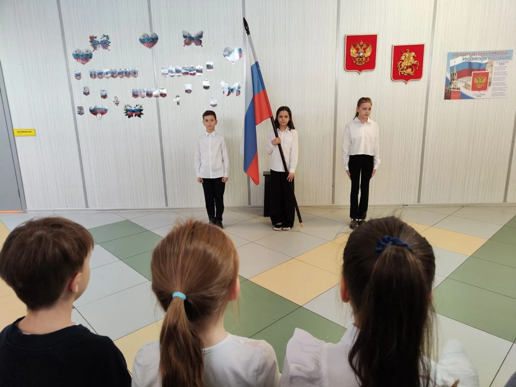 🇷🇺Торжественная церемония   Каждая неделя в нашей школе традиционно начинается с церемонии поднятия 