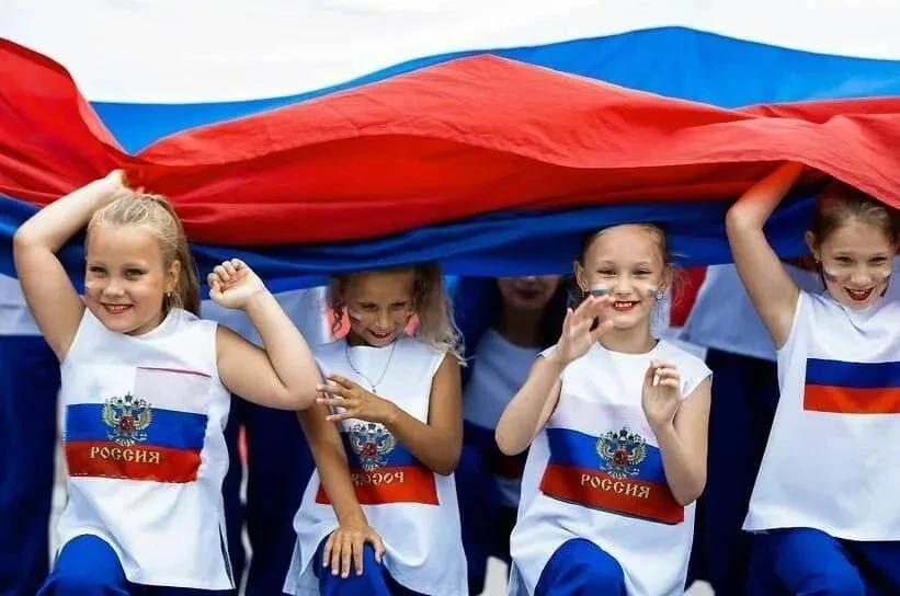 Дорогие жители Ленинского района! Поздравляю вас с Днём государственного флага Российск...