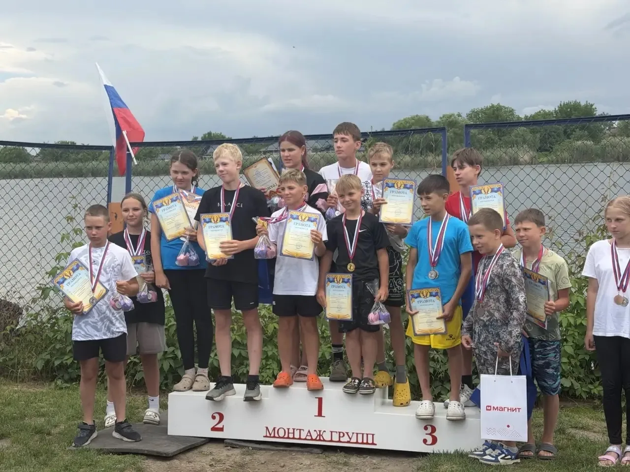 P.S. Наши будущие чемпионы с настоящим Чемпионом Мира по гребле на байдарках
2025 г.-Иваном Некрасов
