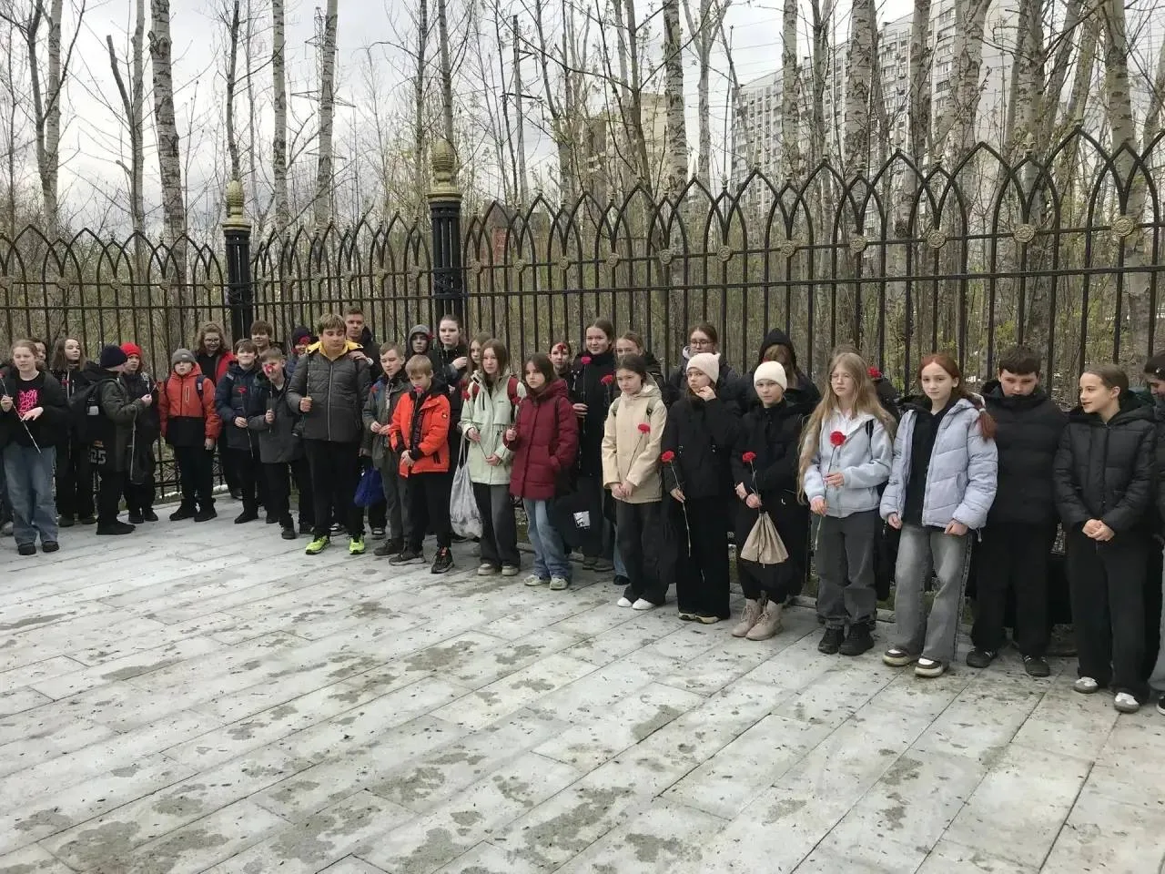 Красные гвоздики 🌹  🎖️В эти майские дни мы вновь обращаемся к памяти. Памяти о тех, кто прошел сквоз