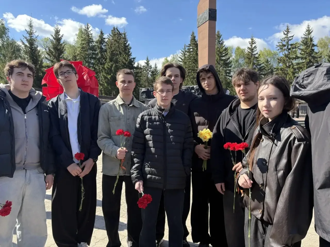 9 Мая ученики нашей школы приняли участие в торжественном возложении цветов к мемориалу «Вечный огон