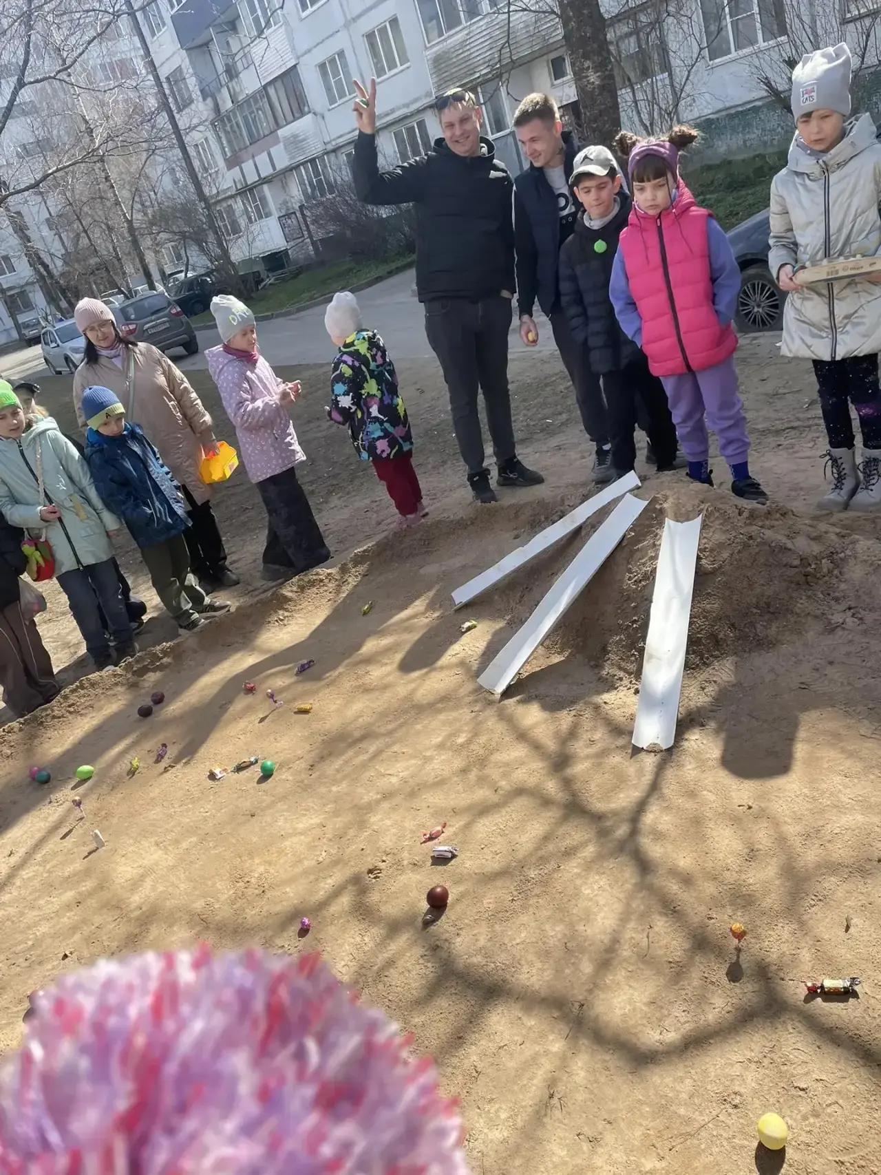 🏠В нашем микрорайоне продолжается старинная пасхальная традиция - катание яиц. 🥚Символическое значен