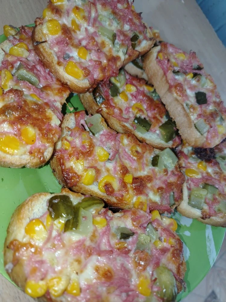 Потереть колбасу ( в рецепте была куриная грудка отварная) , сыр.
