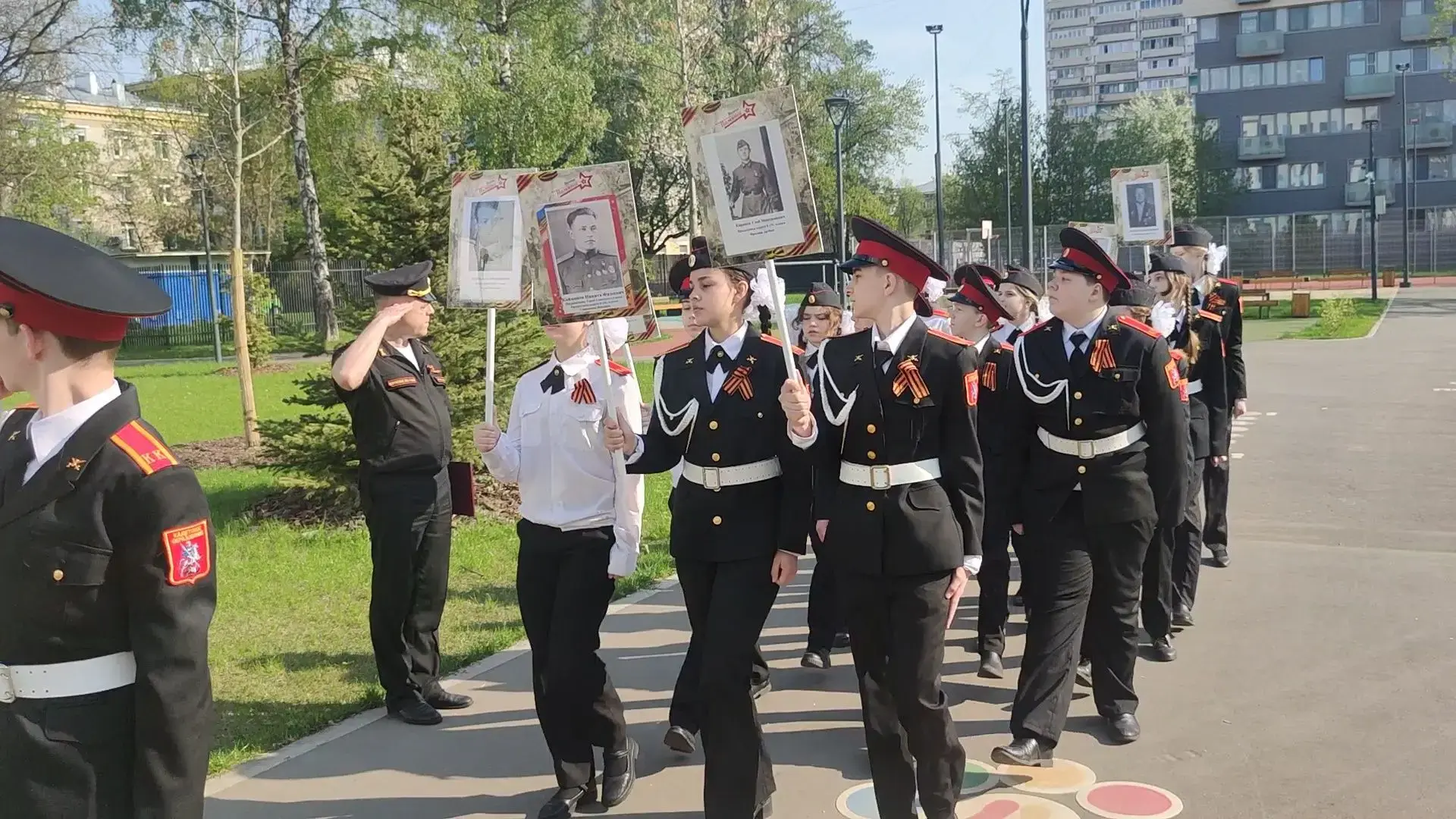 БЕССМЕРТНЫЙ ПОЛК 🇷🇺  В корпусе школы на ул. Коминтерна, д. 4 корп. 1 среди кадетских классов прошла 