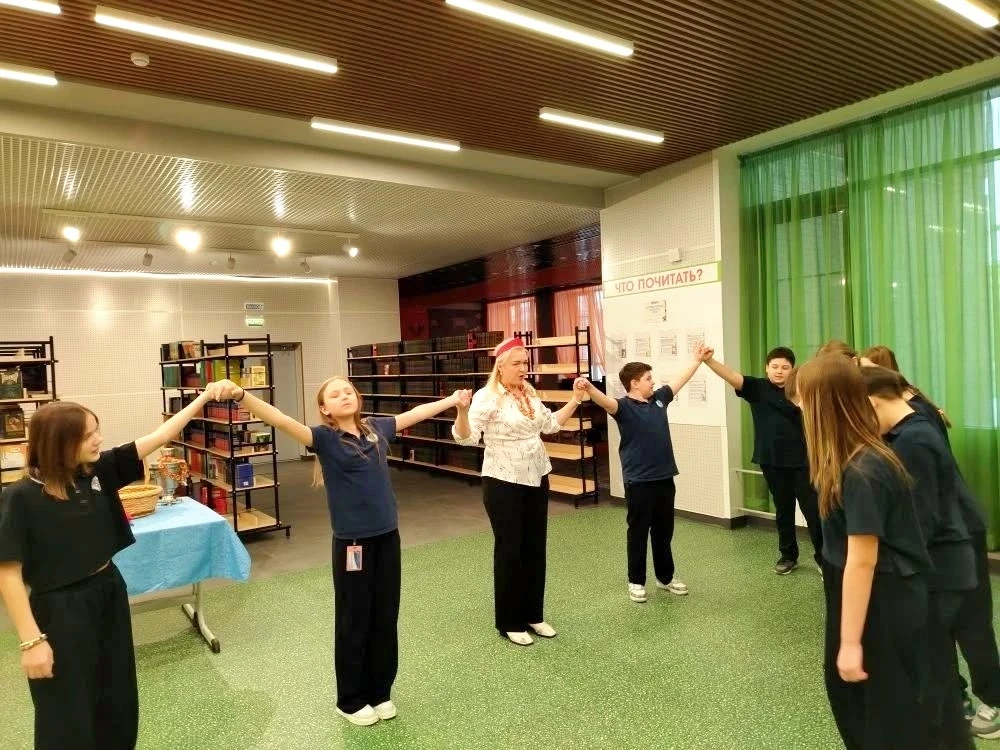 ТРАДИЦИИ В #МАОУСОШ222 ✅  Два ярких погружения в русскую культуру: встреча Масленицы и знакомство с 