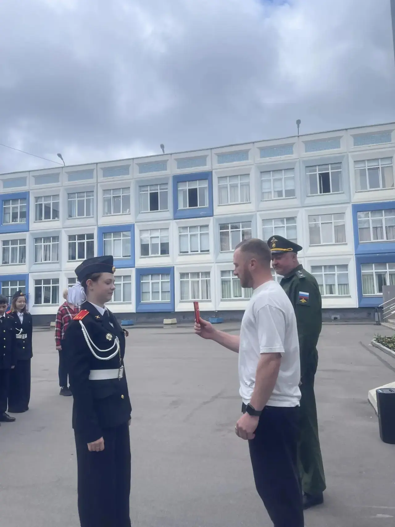 🇷🇺 Понедельник начинается с традиций  В нашей школе новая учебная неделя традиционно началась с торж