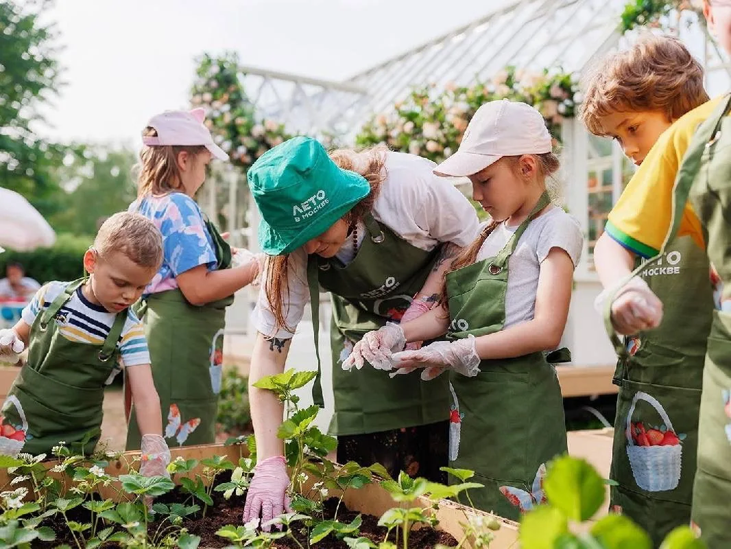 Пробуем себя в садоводстве 🍓 

В московских парках снова проходит фестиваль «Сады и огороды». В гор