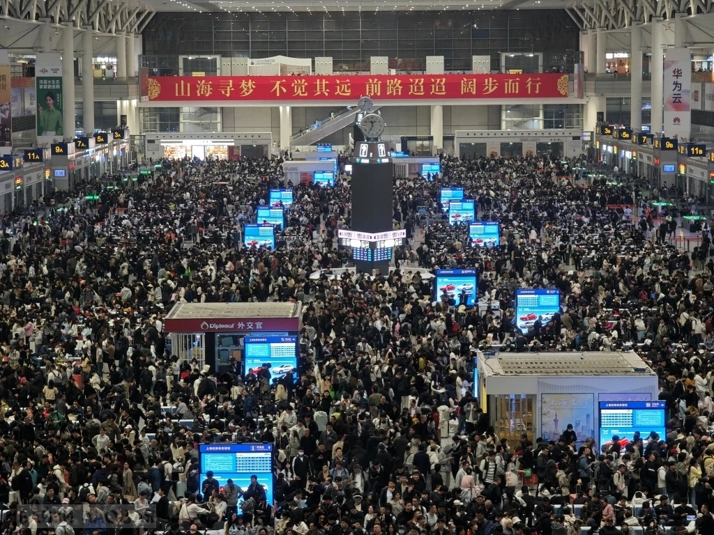 Железнодорожный вокзал Hongqiao в Шанхае. Китайцы на майские праздники отправились путешествовать.  