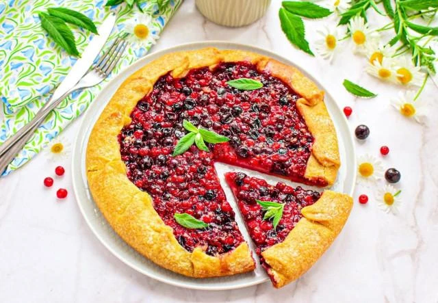 🥧 Простой пирог с ягодами

Ингредиенты

Для теста:
• Растительное масло — 120 мл
• Вода (кипяток) —