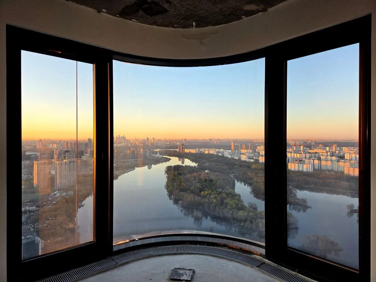 🌅 Рассвет над Спасским затоном запечатлели из столичного City Bay от MR Group: вода по...