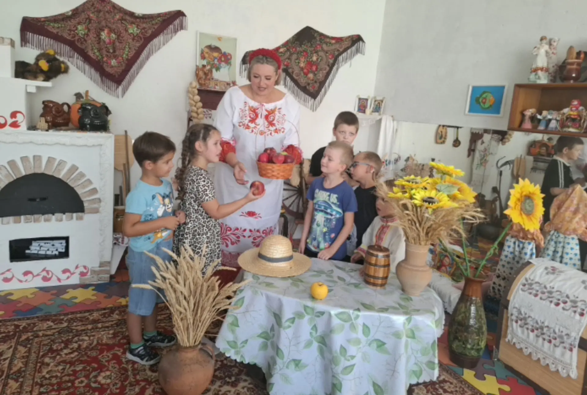 🍎19 августа в коррекционных группах состоялась тематическая беседа, посвященная Яблочн...