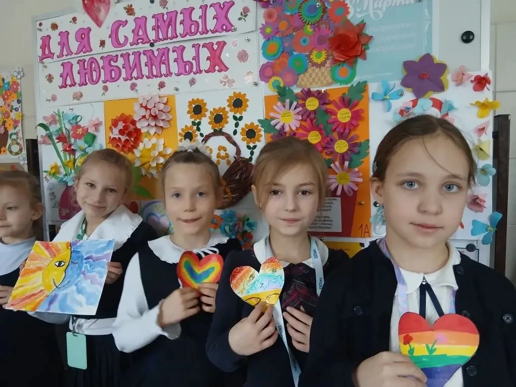 В вестибюле начальной школы открылась выставка под названием «Для самых любимых». Маленькие гимназис