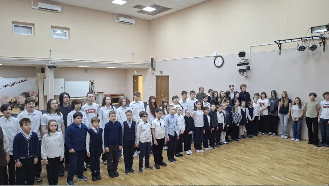 Утро понедельника, 23 марта 2026 года, в школе началось с торжественной линейки, поднятия флага и ис