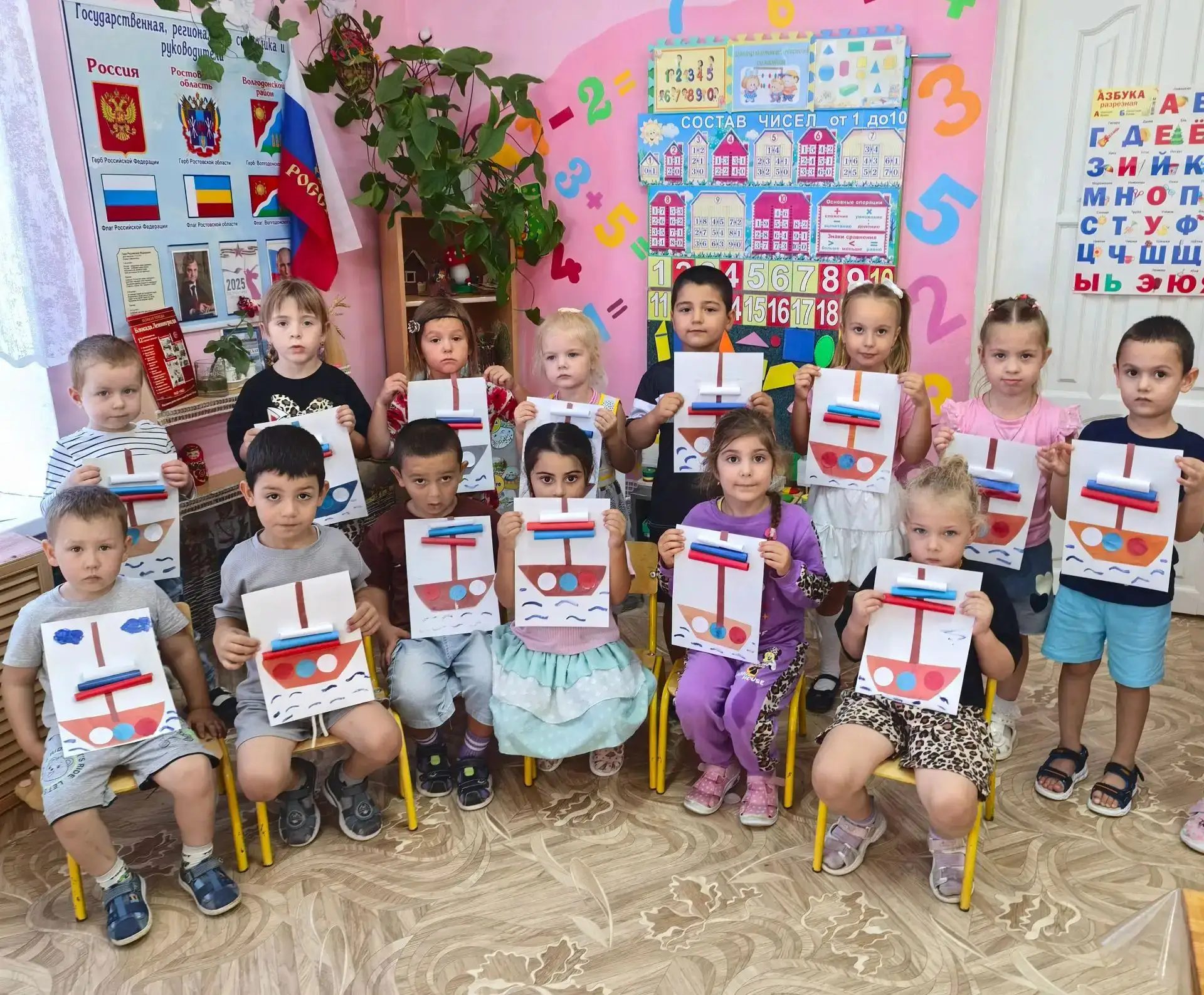 «Паруса России» - объёмная аппликация ко Дню Государственного флага.