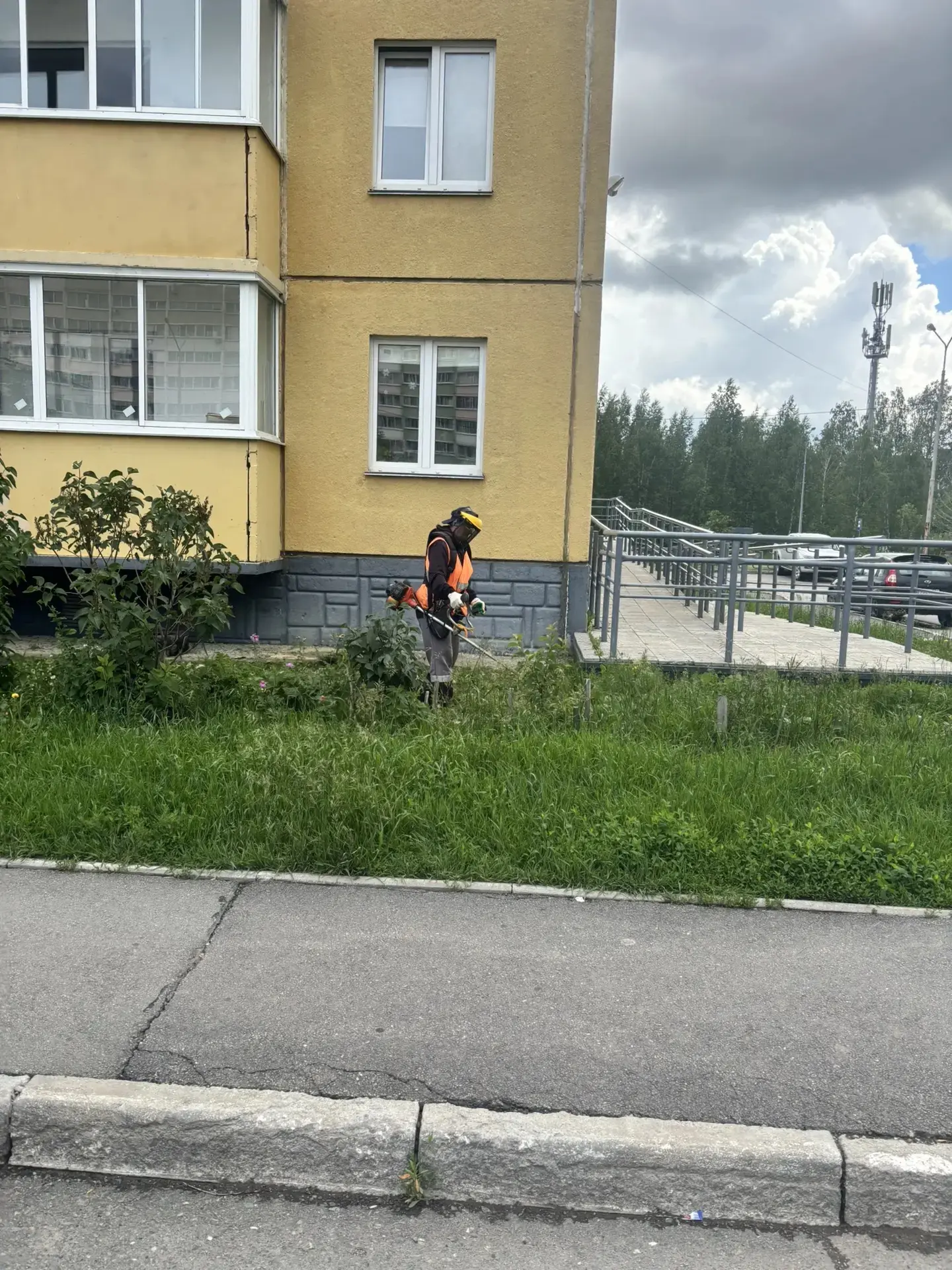 Продолжается покос травы на придомовой территории мкр. Парковый2!