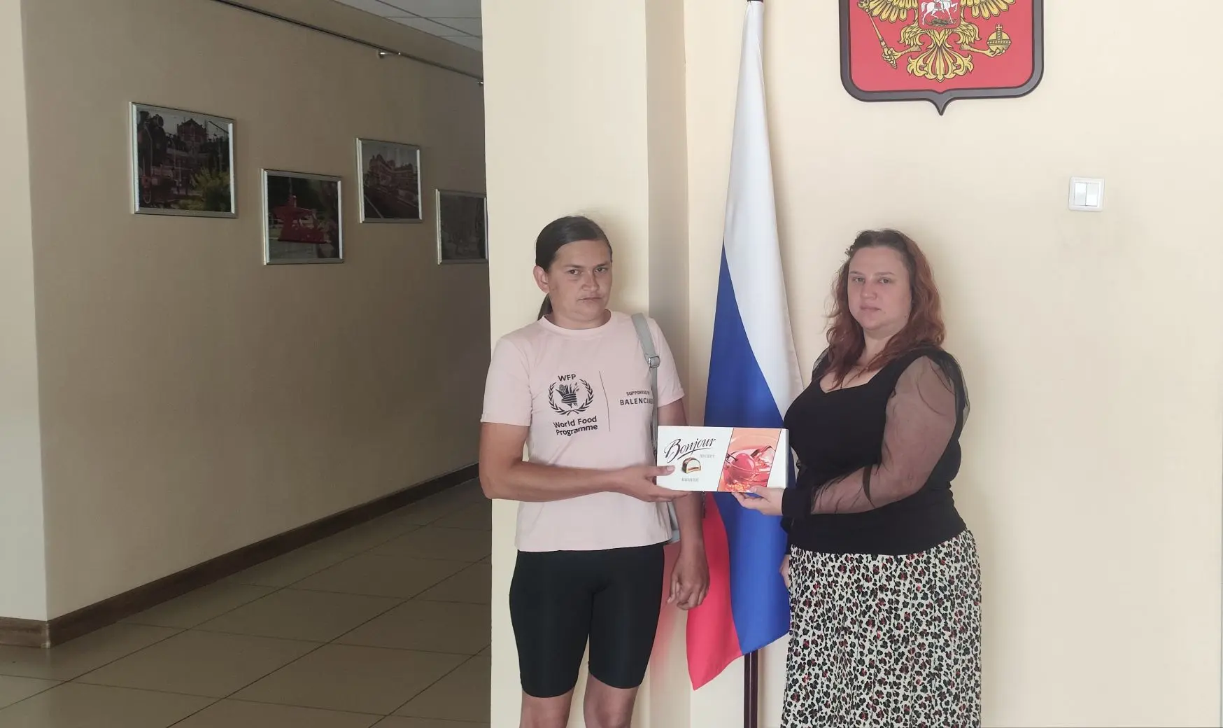 Сотрудники МБУ «Дебальцевский центр культуры и досуга» наградили победителя викторины «Путешествуем 